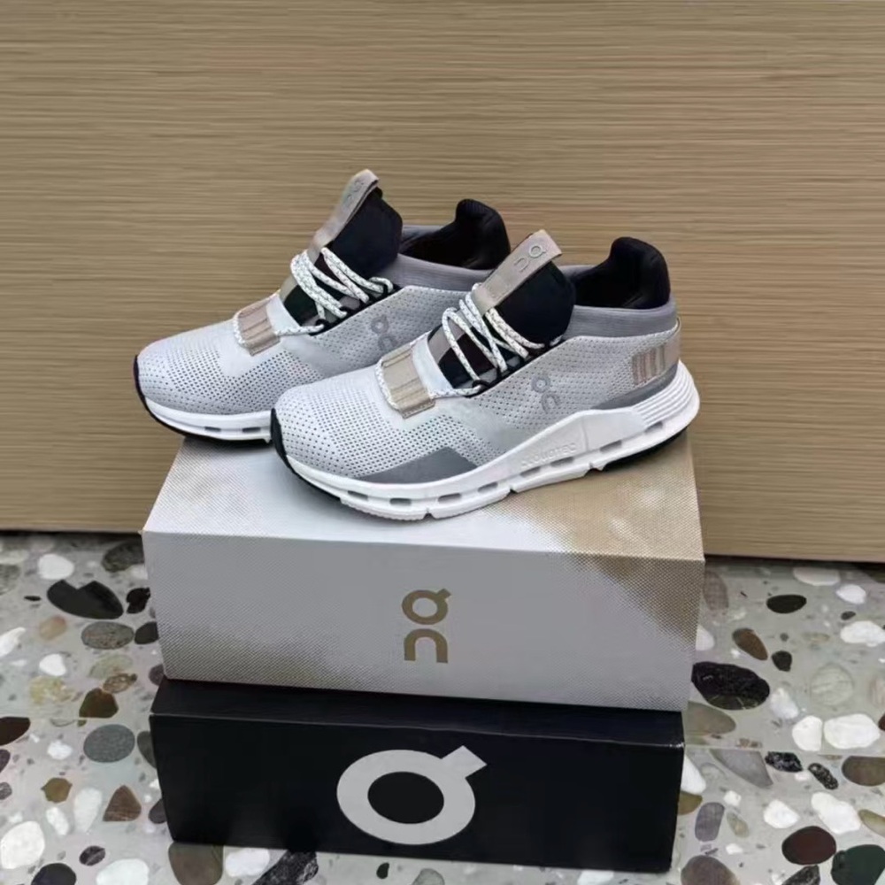 On the Cloudnova all-weather lightweight sports shoes - Picture 3 of 5